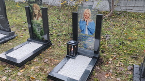 Памятник стеклянный вертикальный с гранитной лампадой