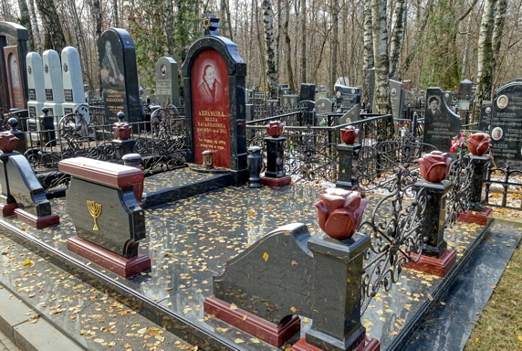 Широкая мемориальная композиция с комбинированным ограждением